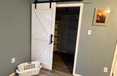 Waterfront retreat minutes from the beach - Foto 28