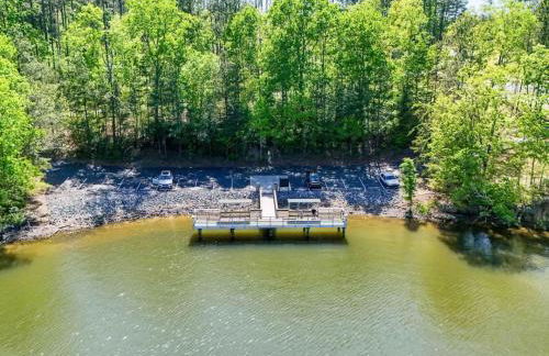 5BR Farmhouse Lake Retreat Pool Hot Tub Theater - Foto 70