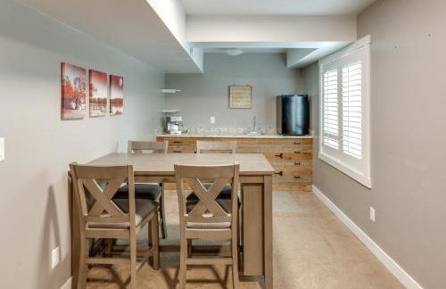 Deck with Hot Tub Ashton Cozy Cub Cabin - Foto 23