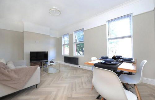Newly refurbished 2 br apartment with a beautiful garden - Foto 27