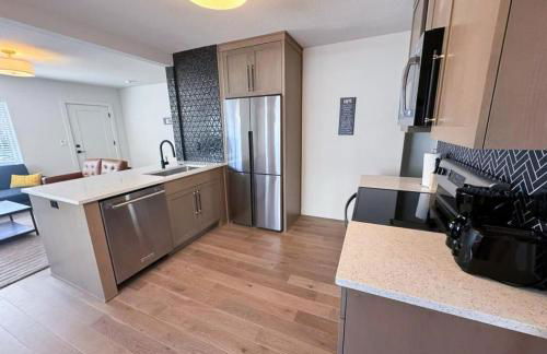 Gorgeous Move in Ready 2 BR Duplex - Photo 3