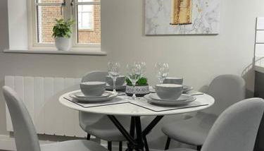 Cedar House by ShortStays4U A modern 2 bedroom house with free parking in town centre! - Foto 3