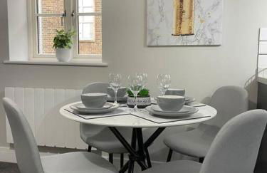 Cedar House by ShortStays4U A modern 2 bedroom house with free parking in town centre! - Foto 3