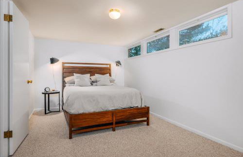 Midcentury home, private beach. large great room - Foto 25