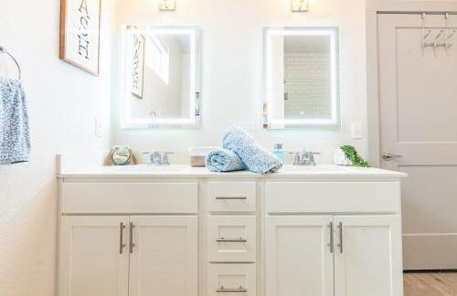 RiverWalk PentHouse Oasis w/Free Parking Gym Pool - Photo 13