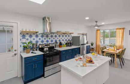 Fable by Avantstay 2 Unique Spaces, w/ Bowling, Hot Tub, Fire Pit, Large Yard - Foto 28