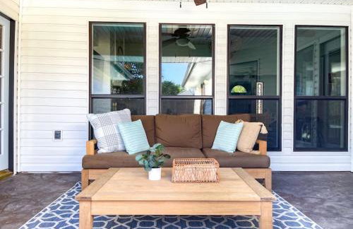 Luxe 4BR with Heated Pool and Hot Tub - Walk to Lake - Foto 6