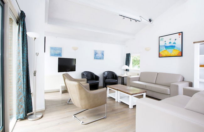 Restyled Holiday Home with 2 Bathrooms near Beach - Photo 8