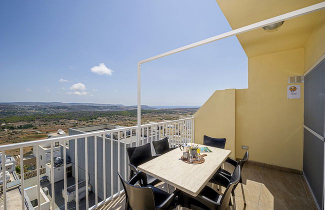 Summer Breeze Penthouse with large Terrace and Hot Tub by Getaways Malta - Foto 11