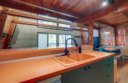 Charming Pinecrest Cabin with Private Deck - Foto 9