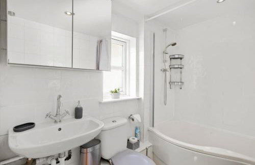 Home In Bletchley Milton Keynes, contractors favourite - Photo 7