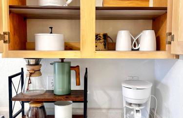 HOT TUB! King Bed-Firepitt-Near Airport& Freeway - Foto 2