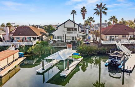 * Large Updated Waterfront Delta Manor Boat Dock * - Foto 23