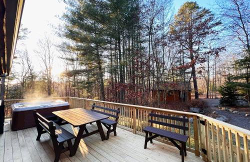 Poconos True Log Cabin with Sauna, Movie Theather, Hot Tub & Fire Pit! - Photo 17