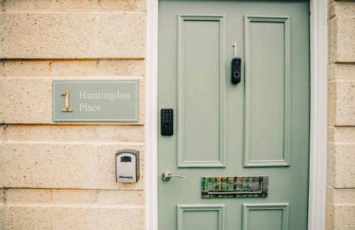 Stylish 2 Bed City Centre Apartment with Parking - Photo 49