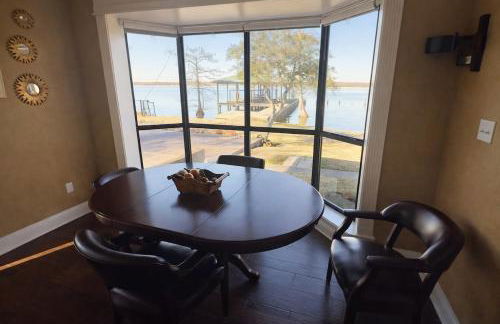 Lakefront 3BR Retreat - Pier, RV, Family-Friendly - Foto 6