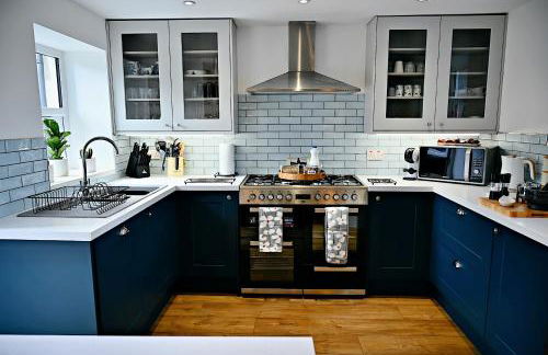 Porthmadog, Sleeps 11, 5 Bedrooms, 5 Bathrooms, Mountain Views - Photo 1