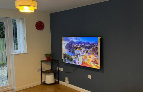 The Vogue Stay, 3 Bedrooms, 2 bathrooms, Ideal for JR & Oxford Hospitals, FREE CarPark, Conveniently located for Ring Road access, 2 miles from Oxford City Centre easy car & bus route - Foto 48