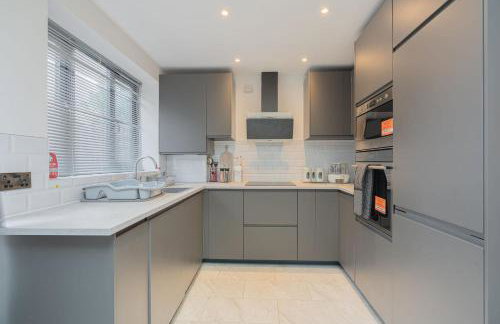 Spacious 3BR Home by D3 Short Stay, Sleep 9, Free WIFI & Parking - Foto 18