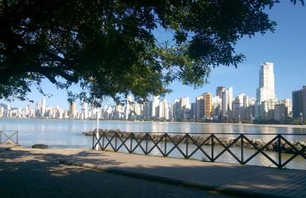 Apê Beira Mar Balneário Camboriú Pé na Areia próximo a Roda gigante Com Churrasqueira e garagem de fácil acesso poucos metros do Mundial de Beach tennis - Foto 24