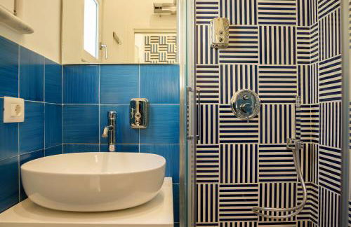 MARILISE - La maison blue private garden & terrace - Photo 22