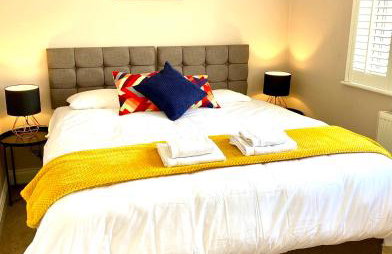 NEW! Luxury YELLOW HOUSE Bright Modern Detatched Home with PRIVATE PARKING, NETFLIX Close Luton, M1, and AIRPORT Ideal for Families, Professionals, Consultants, LONGER STAY OPTIONS - Foto 2