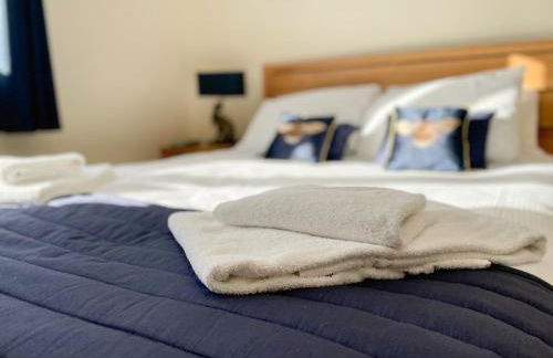 Hunters Cottage - Luxury, high end, hot hub, AC, slipper bath, couples retreat - Photo 12