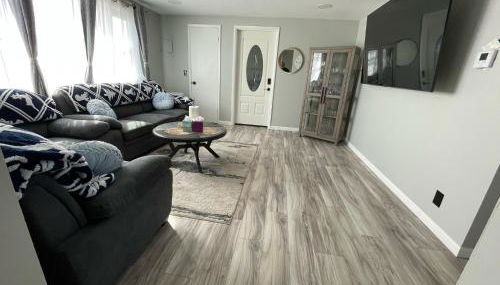 Cozy Roomy family sized apartment on major bus route close to all - Foto 2