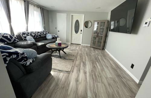 Cozy Roomy family sized apartment on major bus route close to all - Foto 2