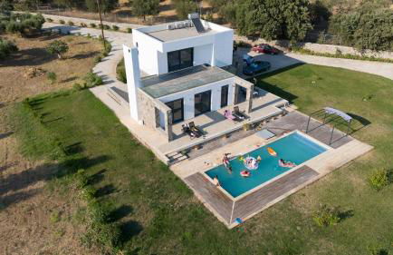 Villa & Stone House with Pool, 10 Mins to Skala Eressos Beach - Foto 1