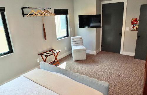 Naples Luxury Retreat - 3 BDR Stay for 6 w Rooftop Patio - Photo 28