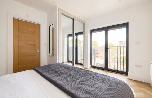 Staines Riverside by Charles Hope - Foto 6