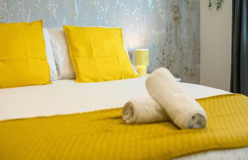 Family-Friendly 3-Bed House with Huge Garden - Foto 8