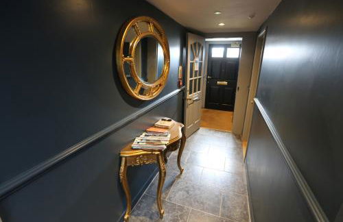 Duke of Monmouth penthouse luxury apartment Lyme Regis 3 bedroom parking Hot tub Garden dog friendly - Photo 20