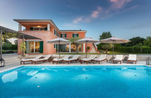 Villa Village by Villsy - with heated pool, spa, private tennis court, golf court, basketball court and playroom - Photo 14