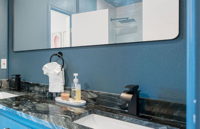 Spacious Family Home w Pool Hot Tub Large Yard - Photo 30