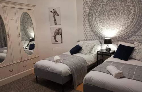 Corner House, Sleeps 8 in 4 Bedrooms, near train station, Great Value! - Photo 11