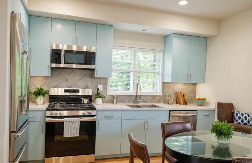 Stay in Style Hollywood Residences with Free Parking - Foto 27