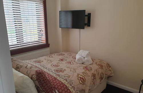 London Luxury 6 Bedroom Family House Sleeps 12 people Parking for 4 Cars Close to tube. - Foto 54