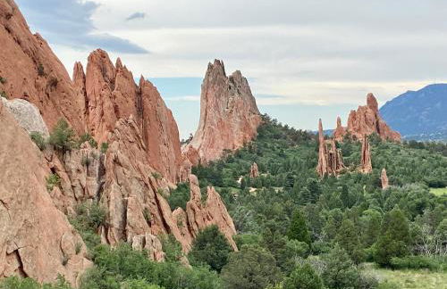 Artsy Home close to USAFA with Fireplace and Patio - Foto 41