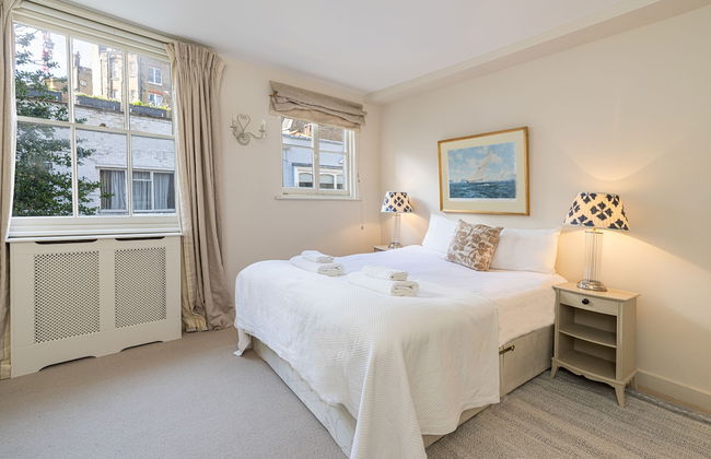 JOIVY Elegant 2-Bed Mews Flat Near Buckingham Palace - Photo 3