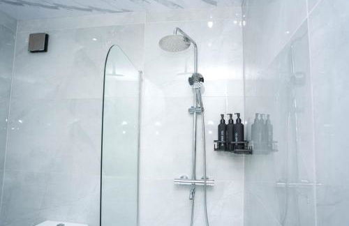 Large 4 Bedroom House Near Heathrow and M4 Free Parking - Foto 15