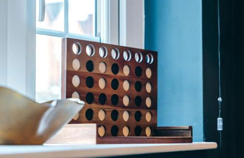 Quaint Georgian house with Parking & Huge Garden 10 mins walk from town - Photo 26