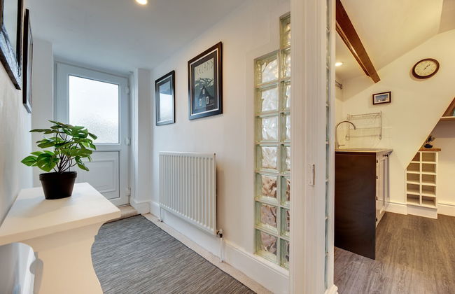 Percy Apartments - By Week2Week - Photo 9