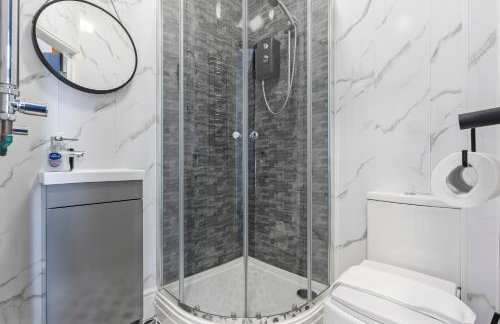 4 Beds 3 Bath (2-ensuites) Free Parking 75Mbps - Foto 20