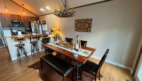 Romantic Getaway or Family Vacay with Mountain Views & Hot Tub - Foto 2