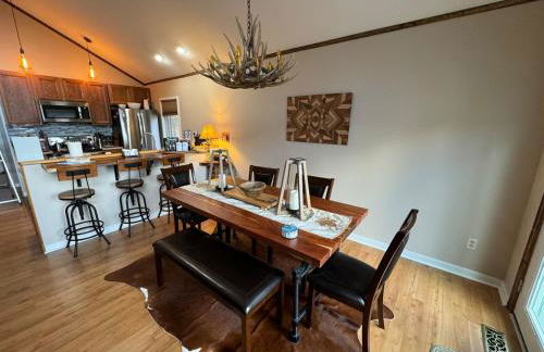 Romantic Getaway or Family Vacay with Mountain Views & Hot Tub - Foto 2