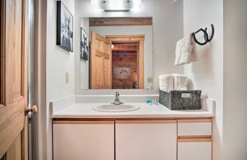 Rustic Rothbury Cabin with Resort Amenity Access! - Foto 17