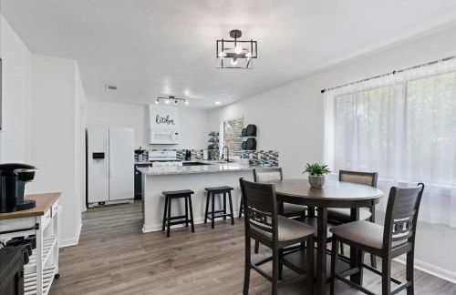 Super Comfy Home with Hot Tub! - Photo 31