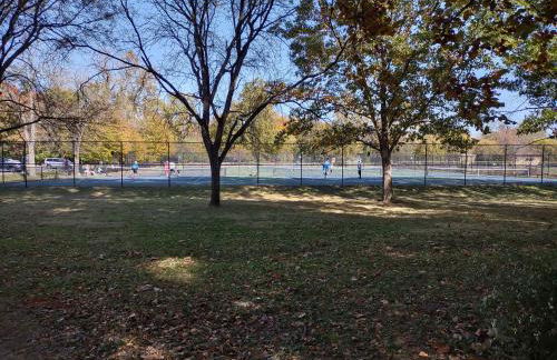 New listing! ON 62-acre Broad Ripple park/ less than a mile from Broad Ripple village. - Foto 35